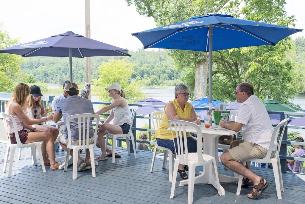 The Cove Inn Westport Bagian luar foto