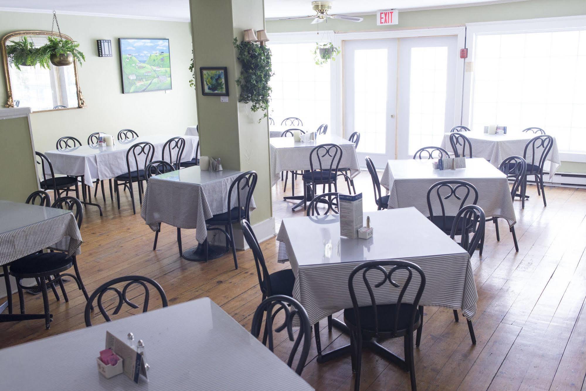 The Cove Inn Westport Bagian luar foto